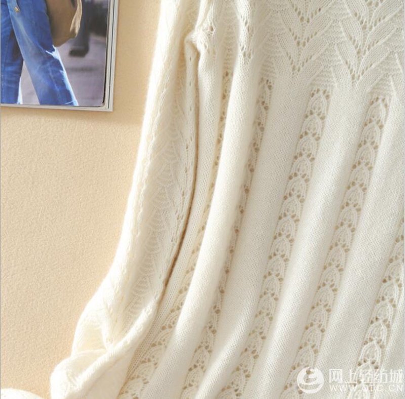 针织衫，这个冬日里的温暖主角，在女性衣橱中占据着不可或缺的位置。今天，我们就来一起看看不同风格的女式针织衫有哪些区别吧！